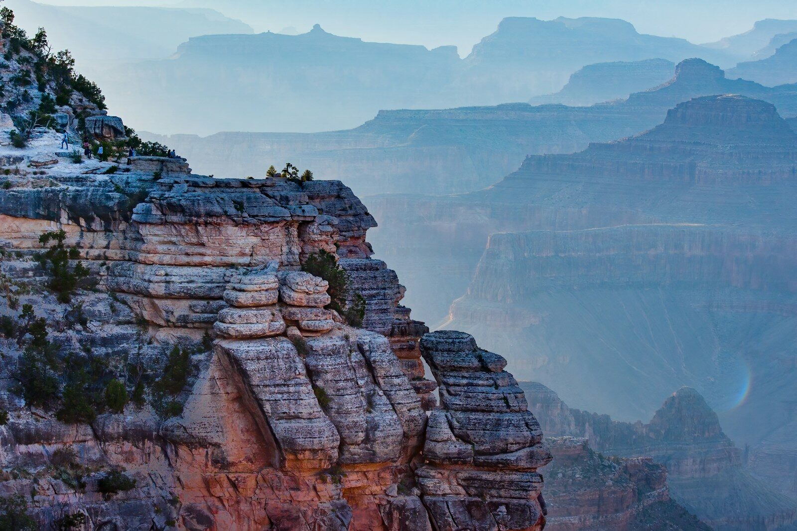 Photo by Susanne Martinus a view of the grand canyon from the edge of a cliff